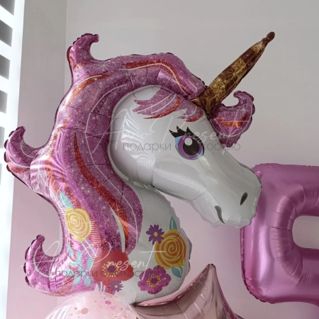 Фонтан с единорогом и цифра